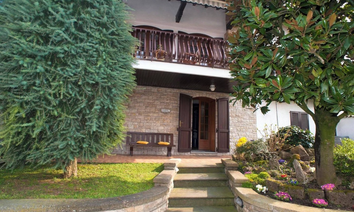 Paratico Apartment | Accommodation for 5 people a few steps from the lakefront with large terrace overlooking the lake