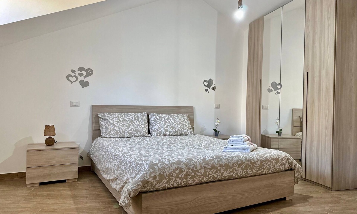 Piazza-Tralia-Pendolo Apartment | Apartment 'Alba E Tramonto' with Mountain View, Wi-Fi and Air Conditioning