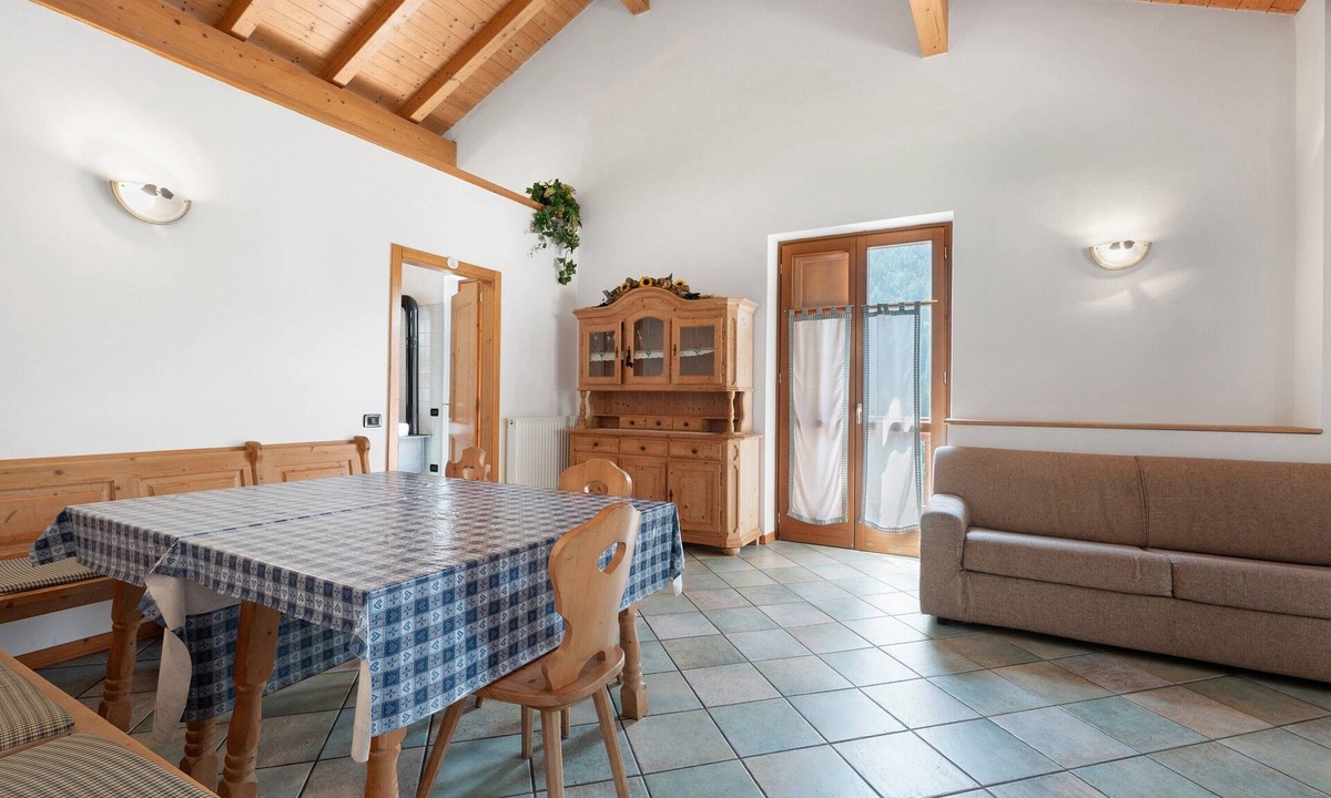 Caldes Apartment | Apartment 'Appartamento Red Star' with Mountain View, Shared Garden and Wi-Fi