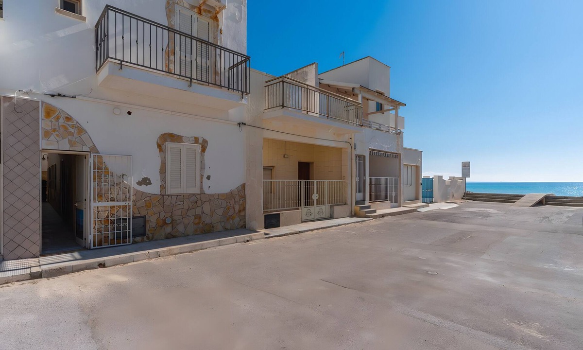 Torre Lapillo Apartment | Apartment 'Due Passi Dal Mare Primo Piano' with Sea View, Shared Terrace and Air Conditioning