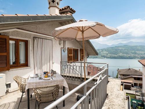 Tavernola Apartment | Apartment Gioia del Verde - Raum- Terrasse und Seeblick by Interhome