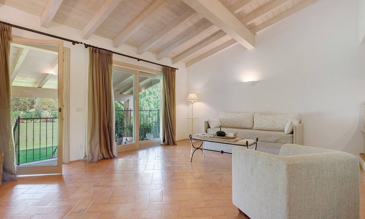 Puegnago del Garda Apartment | Apartment 'Giada' with Shared Pool, Wi-Fi and Air Conditioning