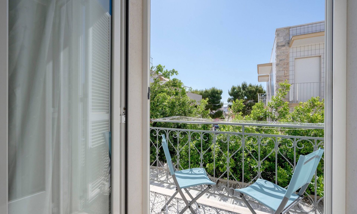 Torre Canne Apartment | Apartment 'Marittima' with Balcony, Wi-Fi and Air Conditioning