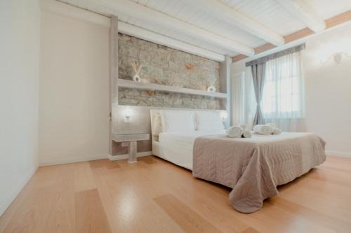 Trieste Old Town Apartment | Aphrodite Luxury APT with Jacuzzi