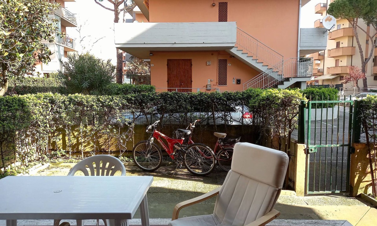 Lido Adriano Apartment | Attractive apartment with private garden