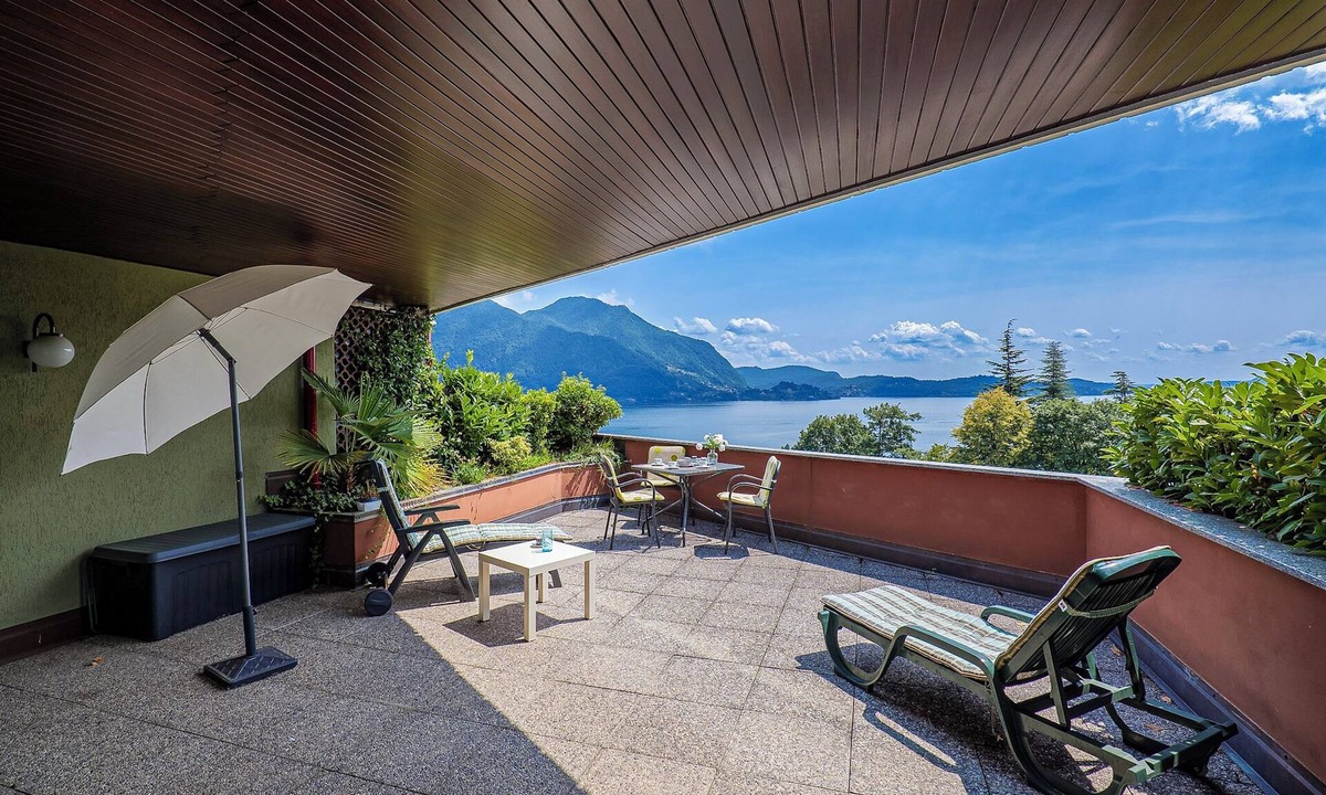 Susello Apartment | Attractive studio with balcony, pool and dream view