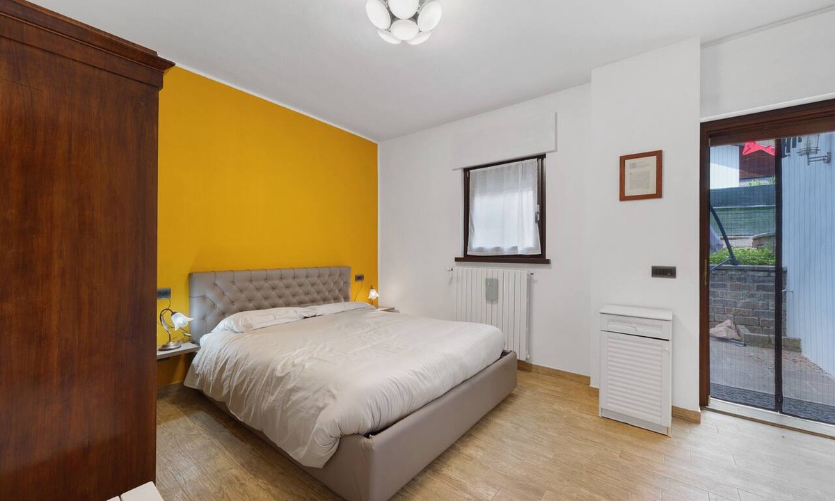 Induno Olona House | Azalea apartment: peaceful retreat with mountain views
