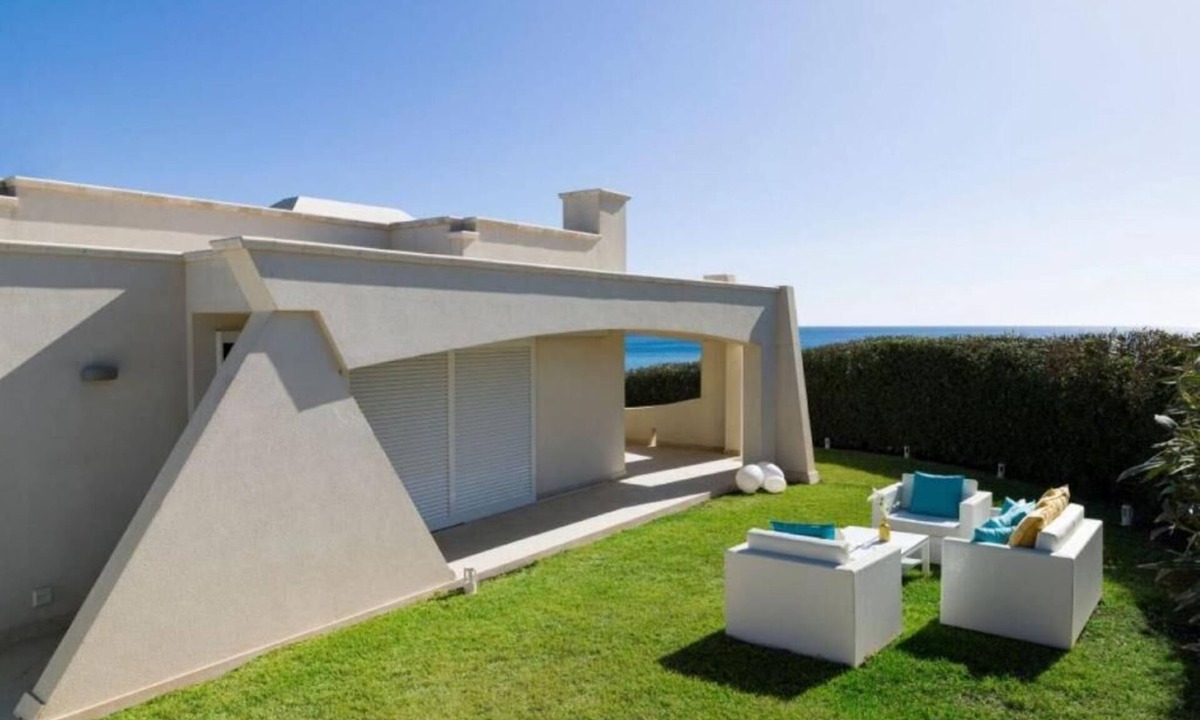 Reitani House | Beachfront villa in San Lorenzo with 3 bedrooms and a large private garden