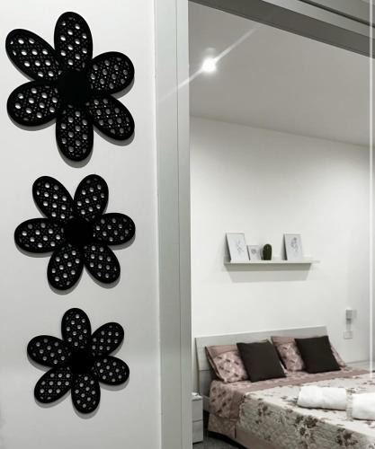 Bernalda Apartment | Black Daisy