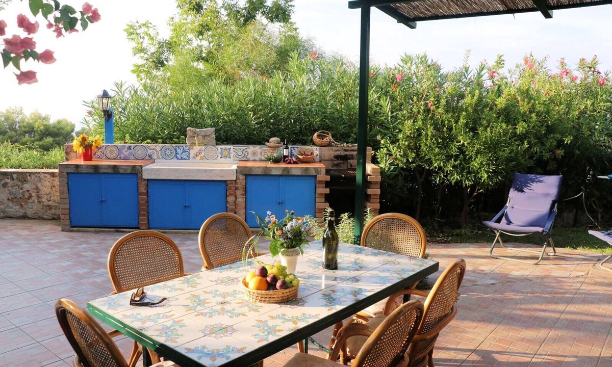 Ricadi House | Casa Capri, for 4 people with shared swimming pool and access to the beach