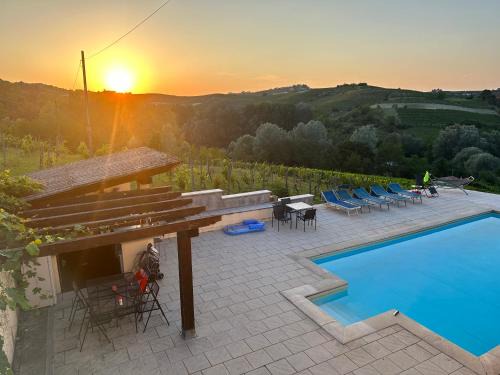 Alice Bel Colle House | Casa Roberto Pool with Bar 5 bedrooms 2 bathrooms Great For Groups