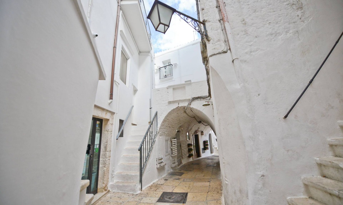 Old Town Cisternino Apartment | Casetta Arco con Balcone