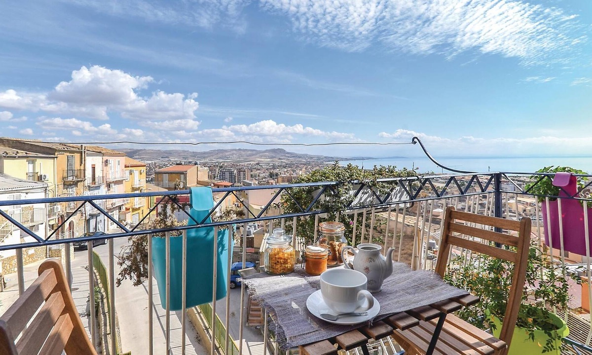 Licata Apartment | Characteristic vacation apartment on two levels, with a panoramic balcony overlooking the Gulf of Li