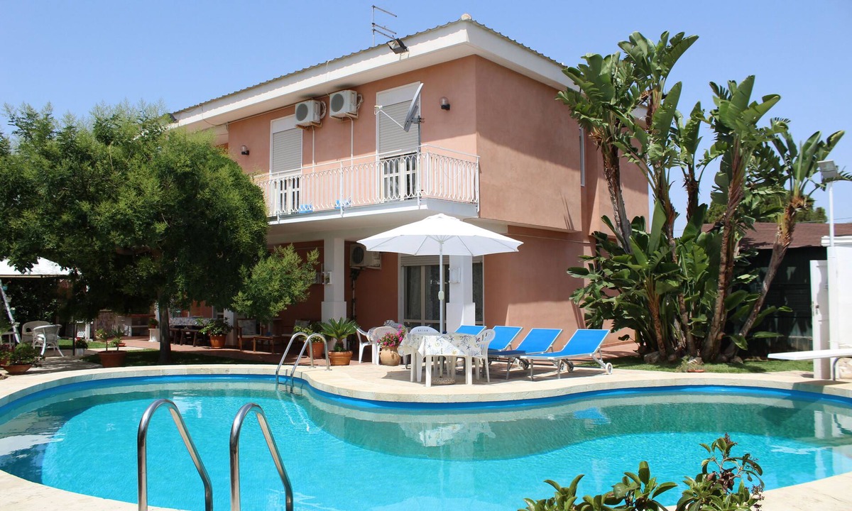 Fontane Bianche Villa | COMFORTABLE POOL VILLA WITH LARGE GARDEN SURROUNDING WHITE FOUNTAINS