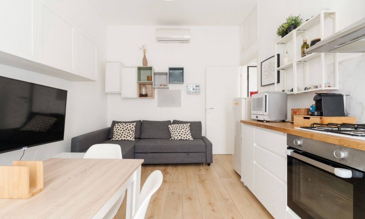 Barona Apartment | Cozy 53m2 apartment, perfect for 3 people, located on the raised ground floor.The accommodation is located in the Barona area, close to the Naviglio Grande and characterized by a rural soul with ancient farmhouses and recent urban redevelopment.The area