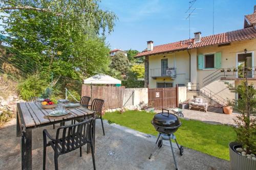 Angera Apartment | Dimora Della Rocca Private Garden - Happy Rentals