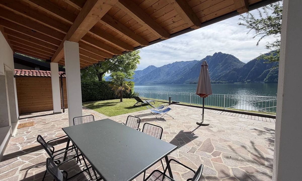 Idro House | Directly on the lake with garden