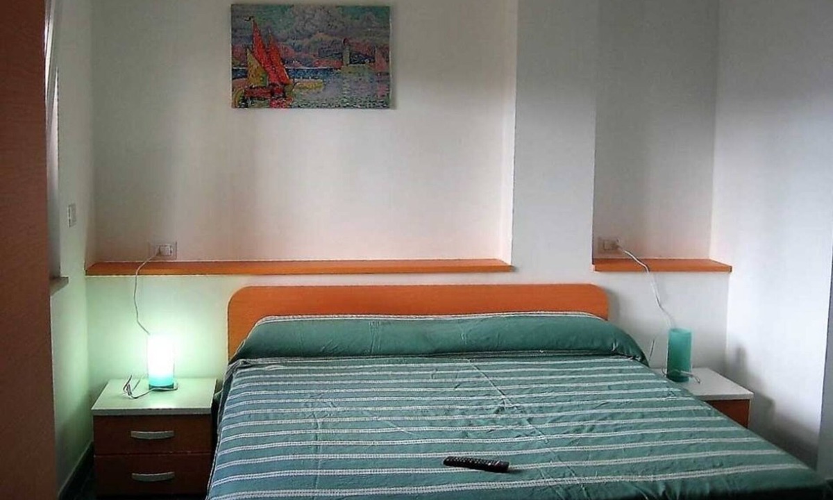 Marina Lido Apartment | Discover CIlento - Mandarin - Room with bathroom - sleeps 3