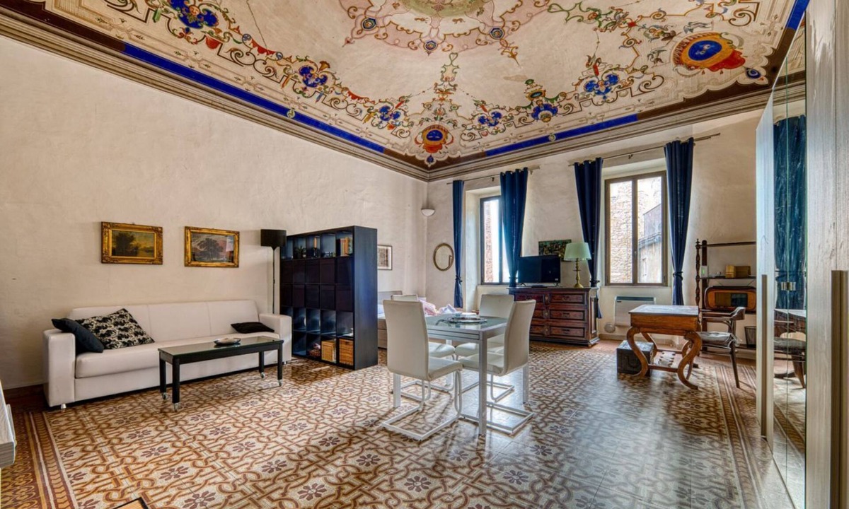 Old Town Apartment | GuestHost - Charming 60 sqm studio apartment, accommodating up to 3 guests, located on the first floor of a historic building without an elevator.The property is located in the heart of Perugia, in Piazza della Repubblica (Corso Vannucci), in an area sur