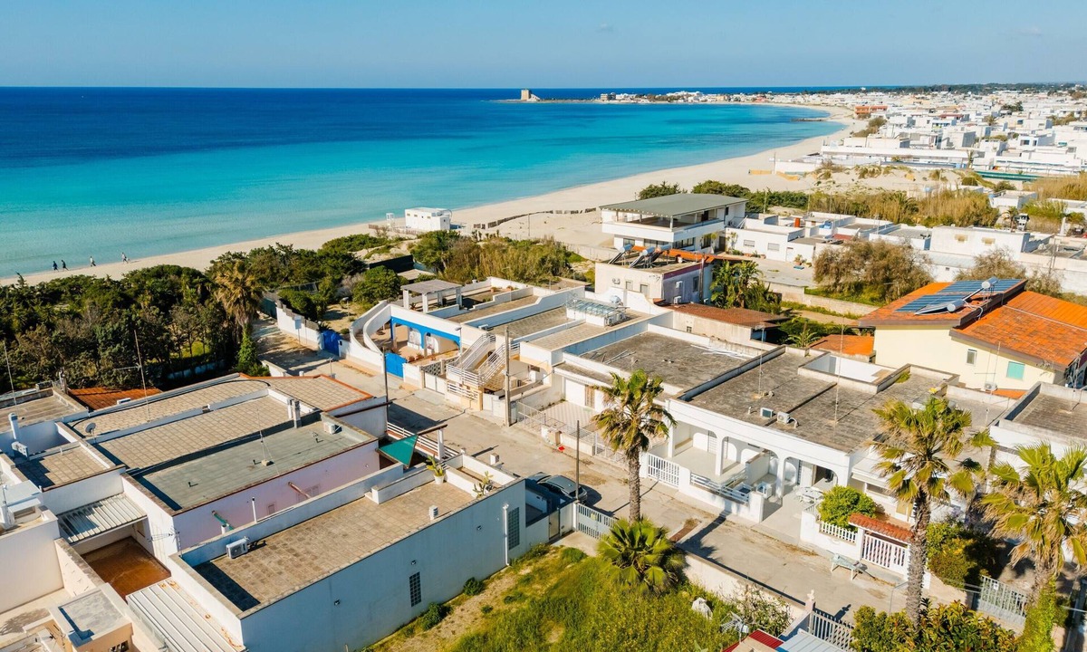 Torre Lapillo House | Holiday Home 'Airone' with Sea View, Wi-Fi and Air Conditioning