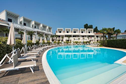 Eraclea Mare Apartment | Host in Italy - Oasi moderna con piscina a due passi dal mare