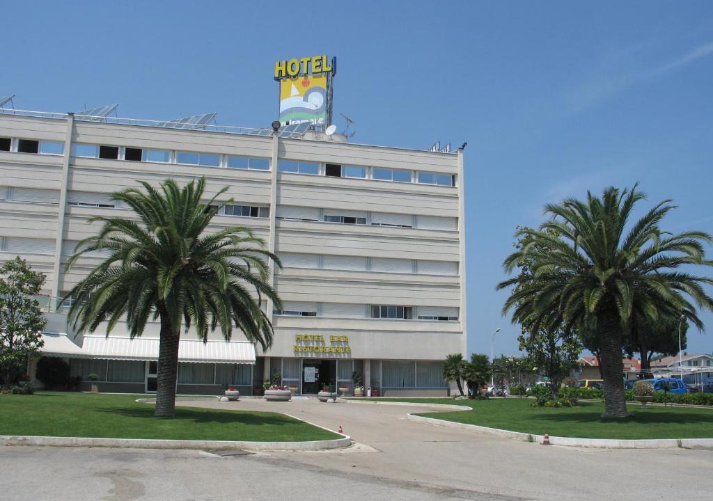 Marina di Citta Sant'Angelo Hotel | Hotel Miramare