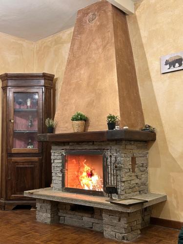 Pradleves Apartment | Il caminetto