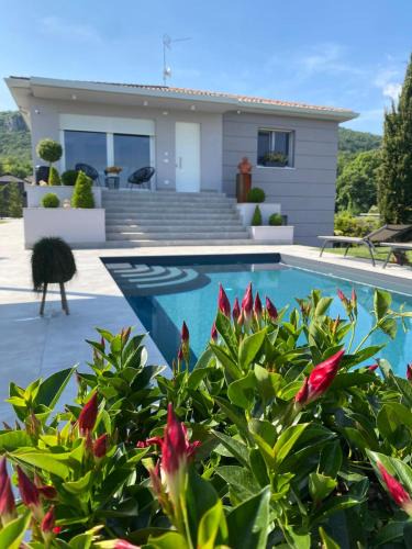 Marciaga House | Independent Room in Villa with Pool