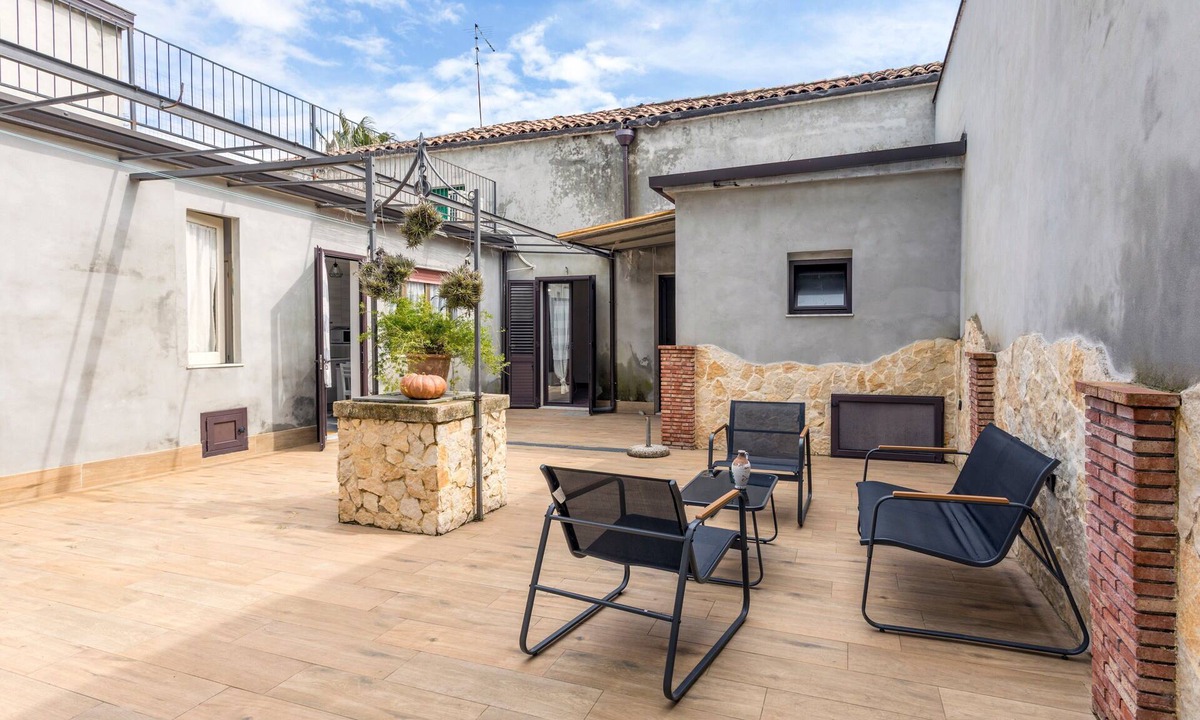 Puntalazzo Apartment | La Papuzzella – Spacious Apartment with Terrace and Scenic Views