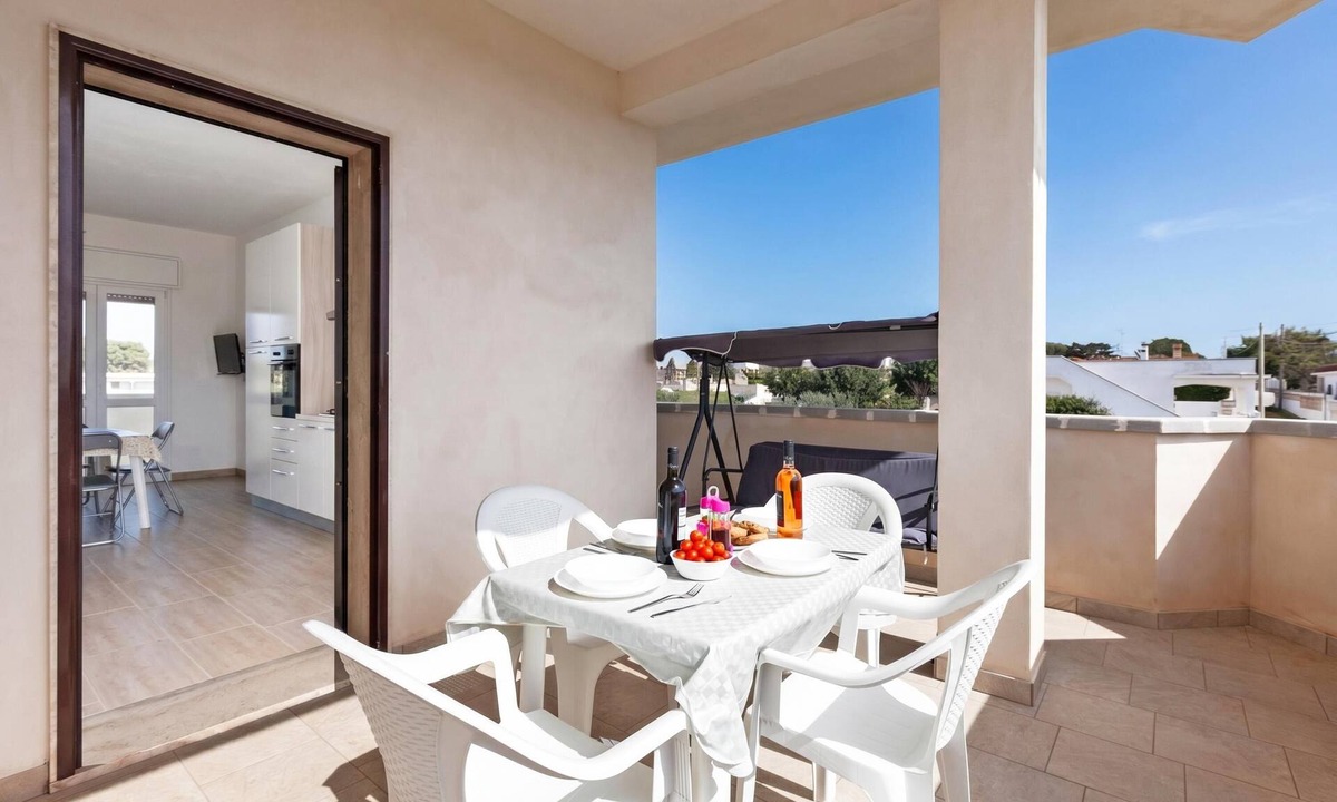 San Pietro in Bevagna Apartment | Le Bianche Apt 2 with Garden near The Sea