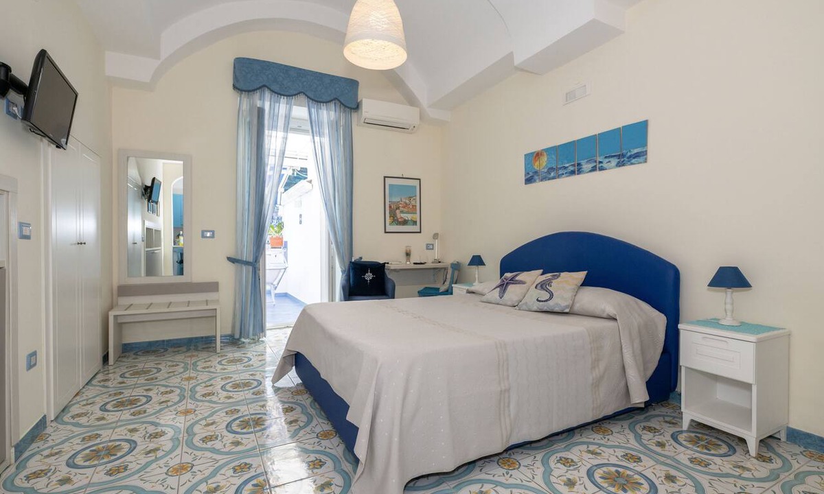 Maiori Apartment | Libeccio - flat with terrace & sea view, perfect for up to 3 guests