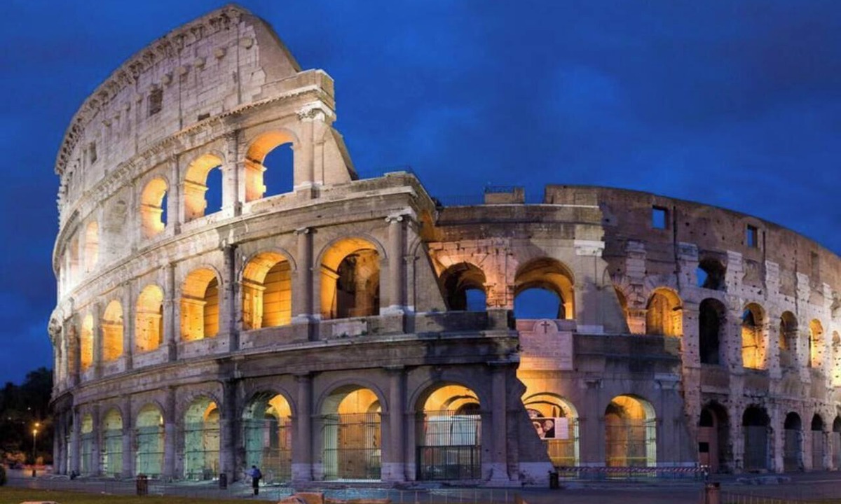 Monti Apartment | Luxurious Apartment Overlooking the Colosseum