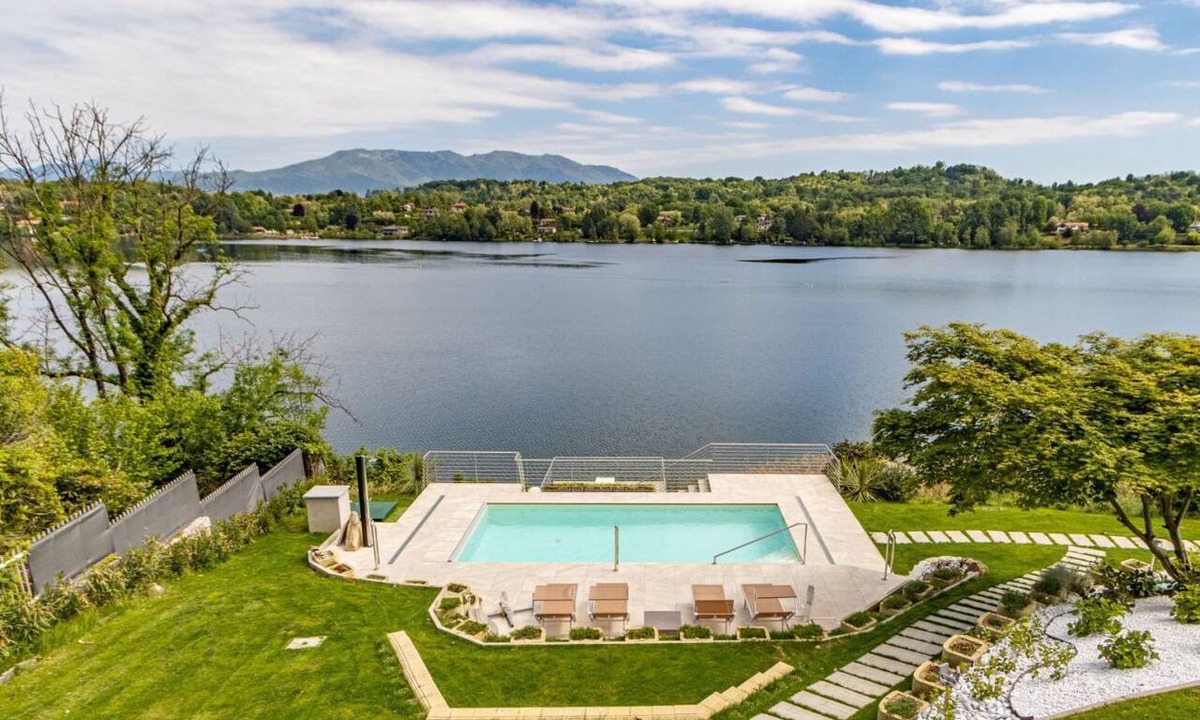 Comabbio Villa | Luxury Villa, swimming pool private beach sleeps 8
