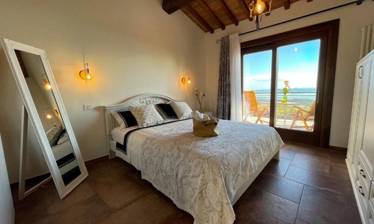 Passignano sul Trasimeno Apartment | Minore- Room with balcony with lake view