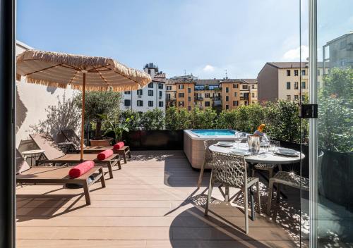 Milan Apartment | Modigliani Terrace Jacuzzi Golden House