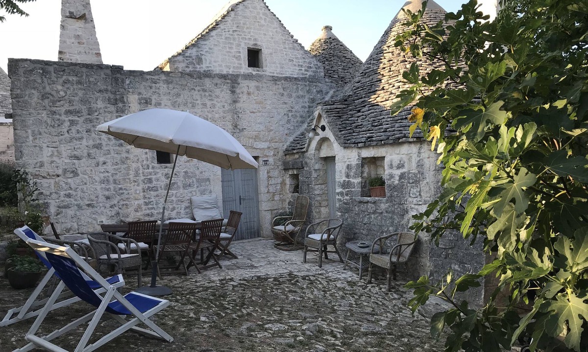Locorotondo House | Original trullo on top of a hill