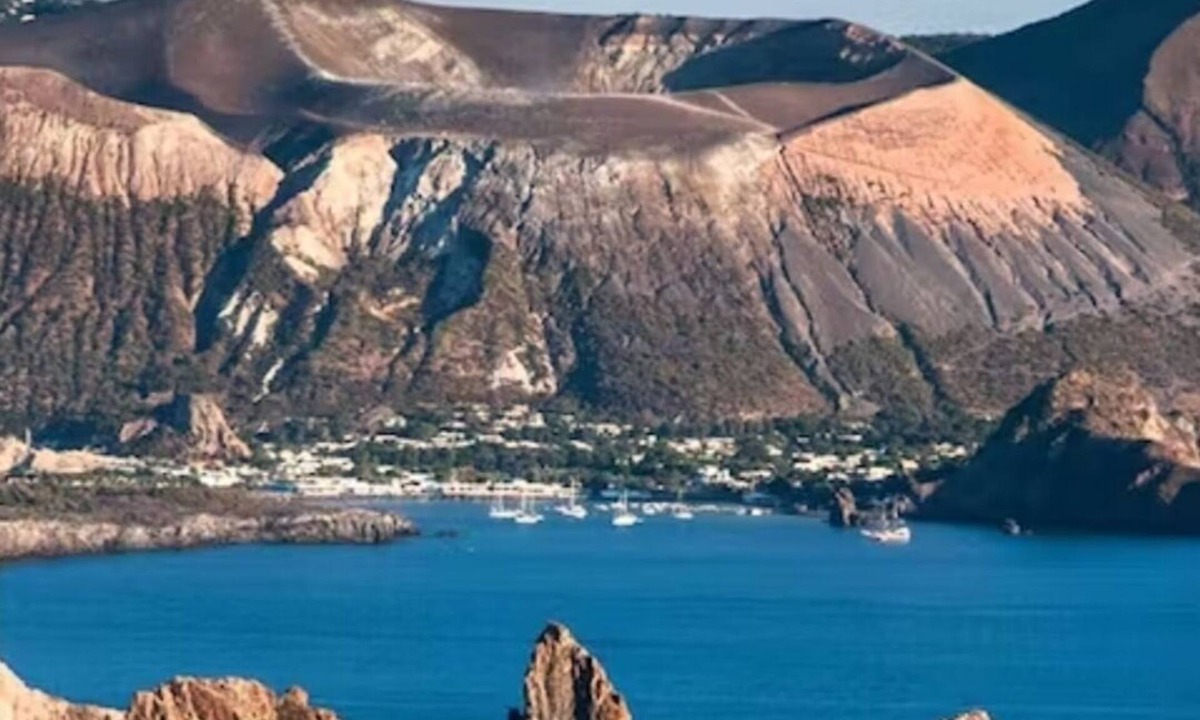 Vulcano Porto Apartment | Private accommodation within the Les Sables Noirs resort by the sea