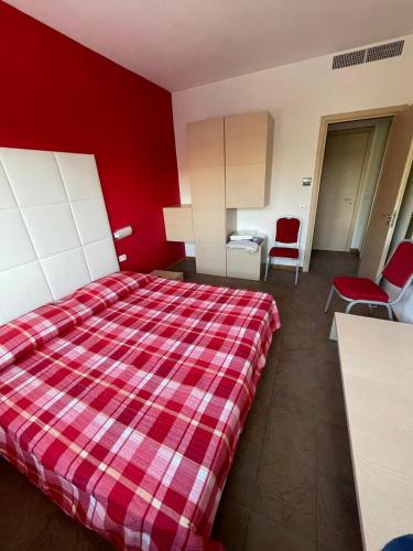 Marta Apartment | Red House - by BorgoLago