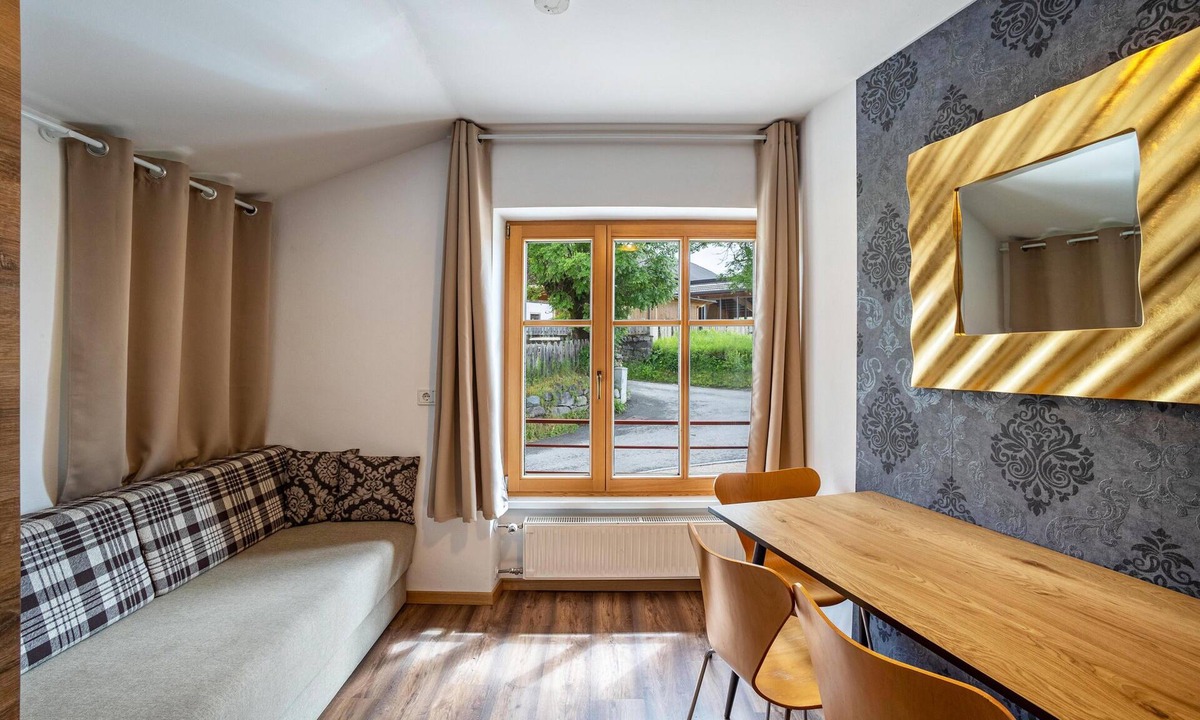 Issengo Apartment | Residence Grünbacher Apartment 7 with Balcony and Shared Pool