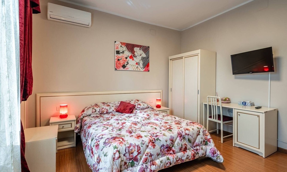 Fucecchio House | Room 'Camera Terra' with Shared Pool, Wi-Fi, and Air Conditioning