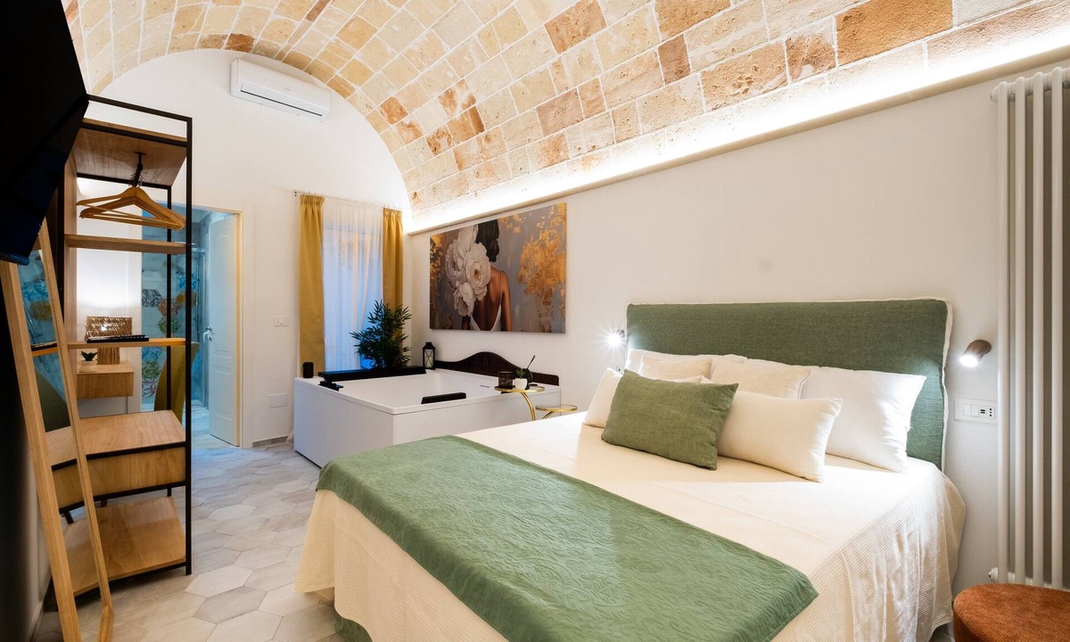 Copertino Apartment | Room 'Celine Dimora e Suite' with Jacuzzi, Sky TV, Wi-Fi, and Air Conditioning