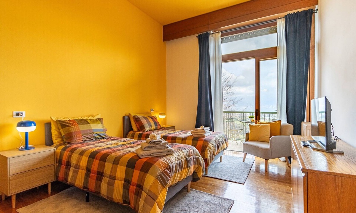 Montevecchia Apartment | Room 'Stanza Miele' with Mountain View, Shared Terrace and Wi-Fi