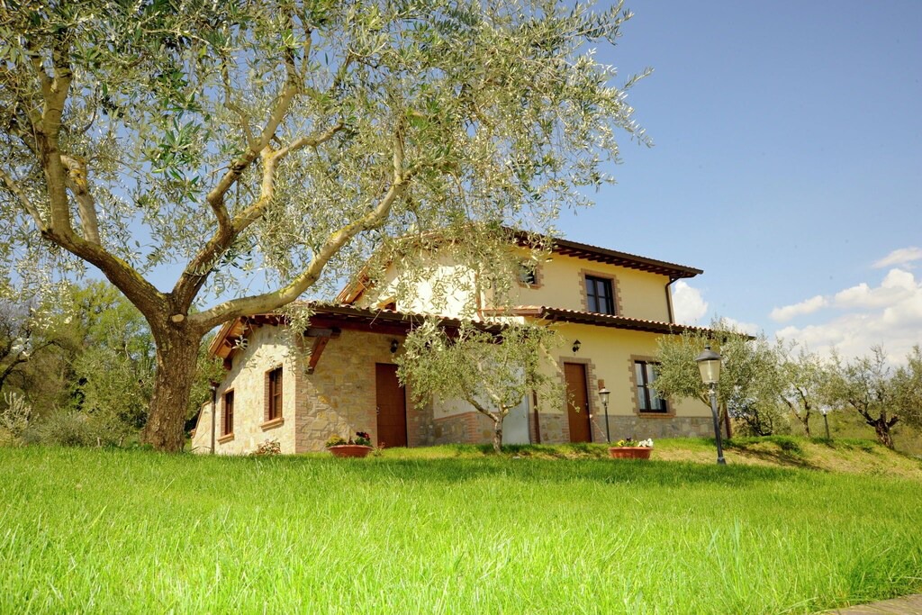 Ramazzano Apartment | Secluded Mansion in Perugia with Jacuzzi