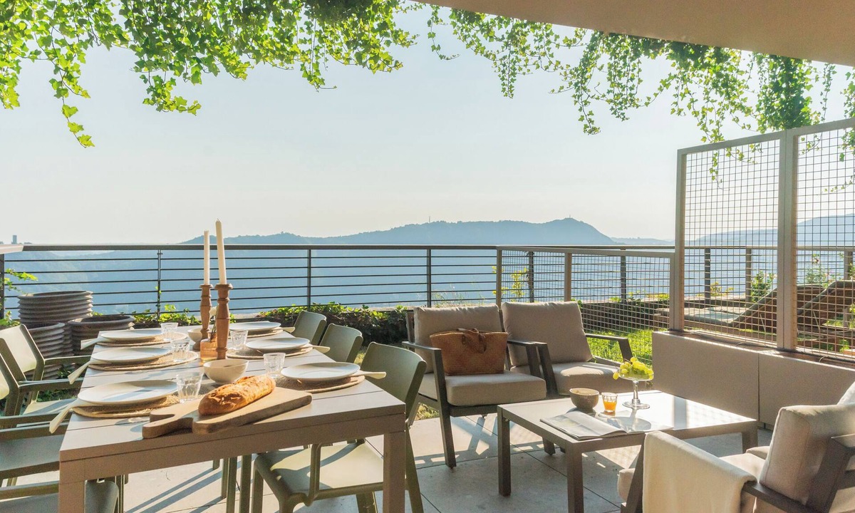 Como Apartment | Skyline Lake Apartment