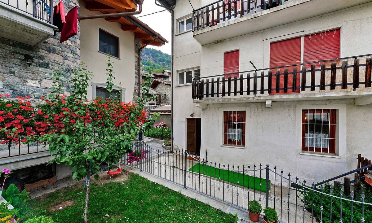 Quincod Apartment | Studio Apartment 'Il Nido Di Quincod' with Mountain View