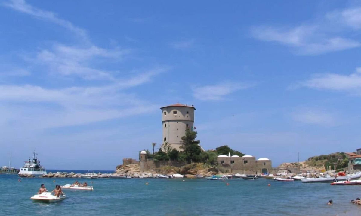 Giglio Campese House | Studio apartment in an ancient church that is deserted