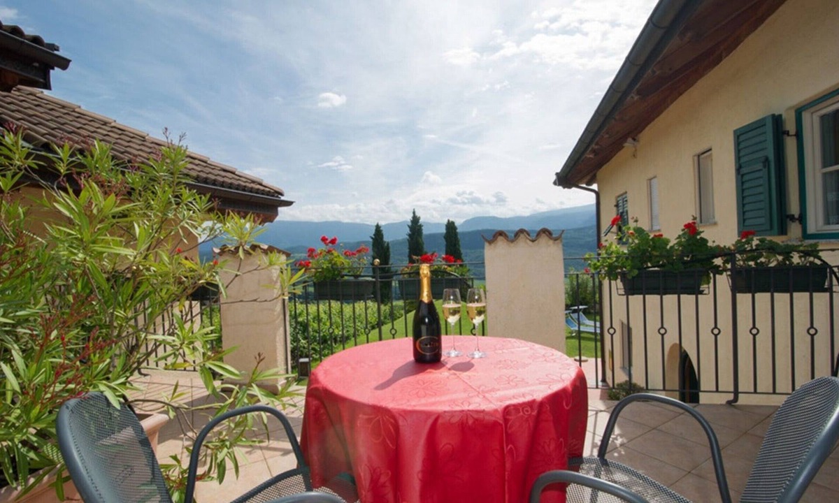 Caldaro Sulla Strada del Vino Apartment | Studio 'Vitis' with Mountain View, Private Terrace and Wi-Fi