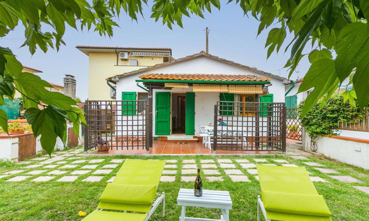 Vada House | Stunning private villa for 4 people with WIFI, A/C, TV, patio and pets allowed