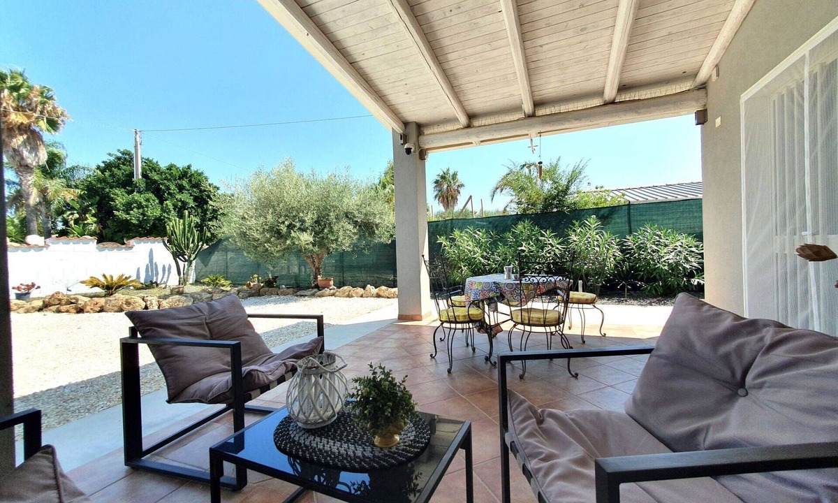 Reitani Villa | Stunning private villa for 6 people with WIFI, A/C, TV, terrace and pets allowed