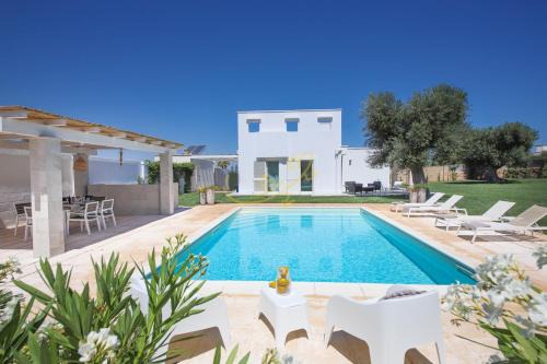 Cozzana House | TD Villa Patrizia Pool Alfresco Kitchen